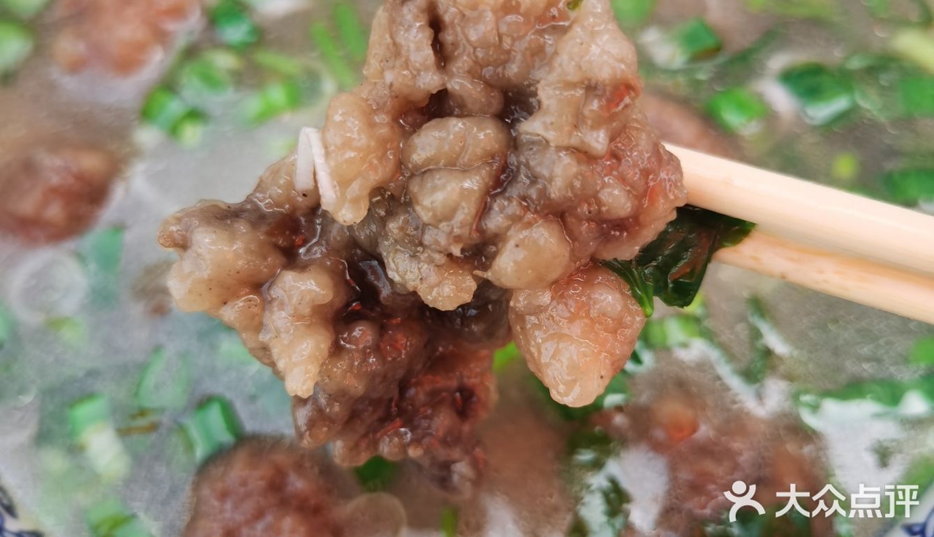 一碗香喷喷冒着热气的焦香牛肉丸子汤