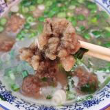 一碗香喷喷冒着热气的焦香牛肉丸子汤