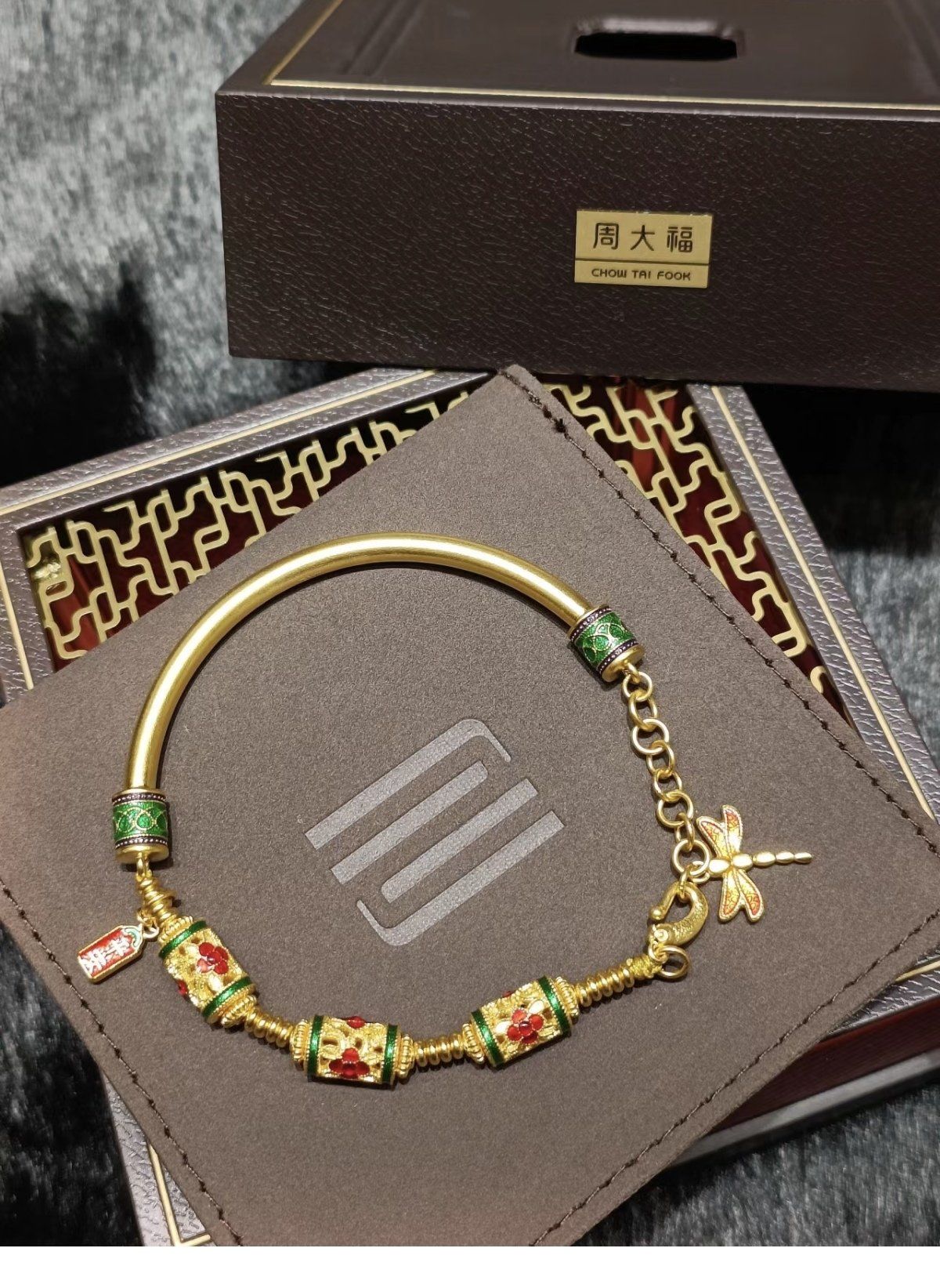 非常喜欢周大福这款新款半镯半链款,带上超