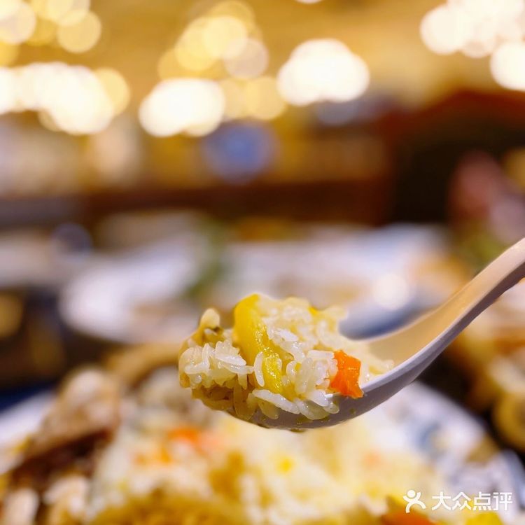 吃丝绸美食置办龙年年货就来伊带伊路喽