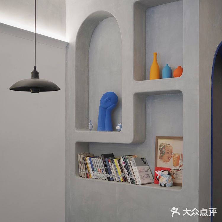 爱上这片克莱因蓝‼️堪比摄影基地🤩滨江坠出片咖啡 汉堡香迷糊叻