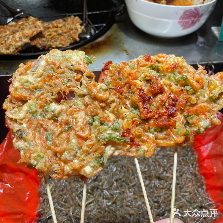 湖南凤凰古城这里的虾饼还真不赖啊！鲜虾还在跳啊跳！