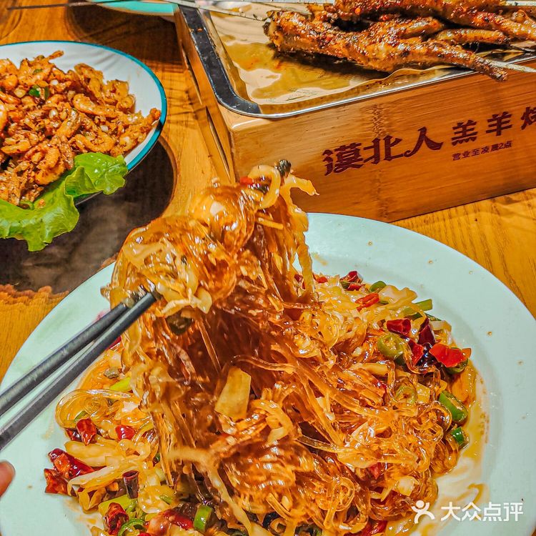 生活的烟火气，就藏在羔羊烤肉的夜市里