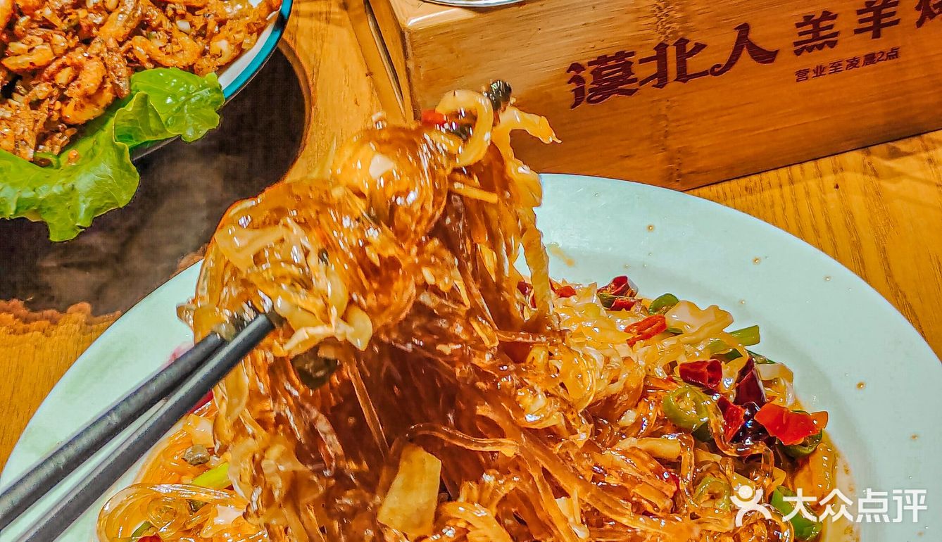 生活的烟火气，就藏在羔羊烤肉的夜市里