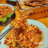 生活的烟火气，就藏在羔羊烤肉的夜市里