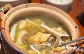 Jingmai Mountain Tea Sprite Fresh Mushroom Free-Range Chicken Pot