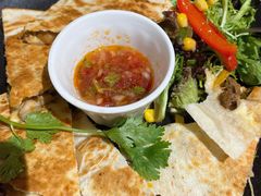 牛肉馅饼配迷你沙拉-HELLO 27 意面·沙拉·帕尼尼