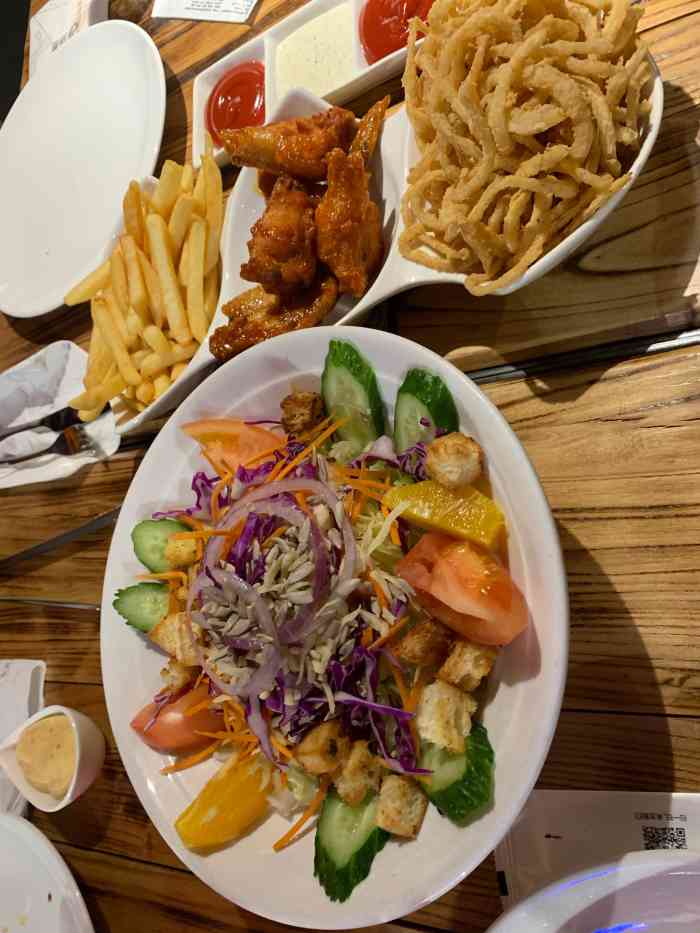 乌巢比萨主义主题餐厅(花乡奥莱村店)-"[环境]离耀莱成龙影城很近 店