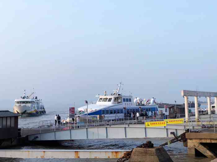 半升洞码头-"半升洞码头位于浙江省舟山市沈家门渔港,和.