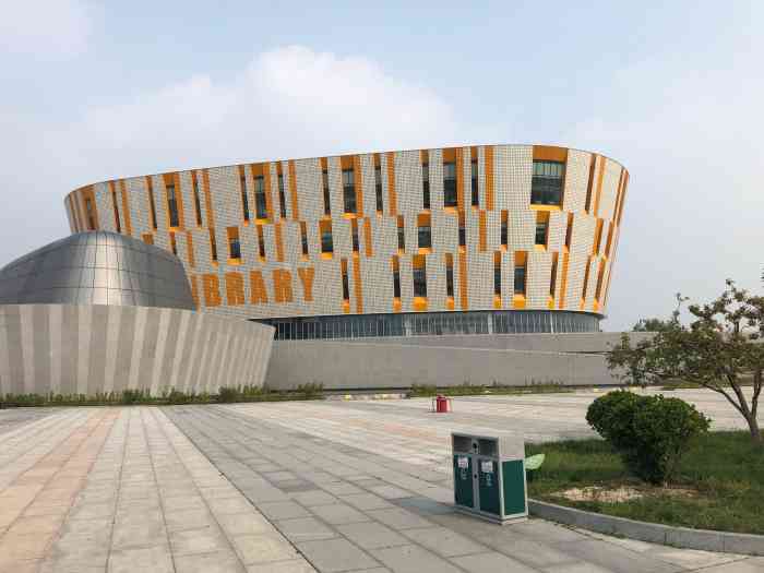 东营区图书馆-"书籍很多,偶尔没事可以来看看书,气氛很足.