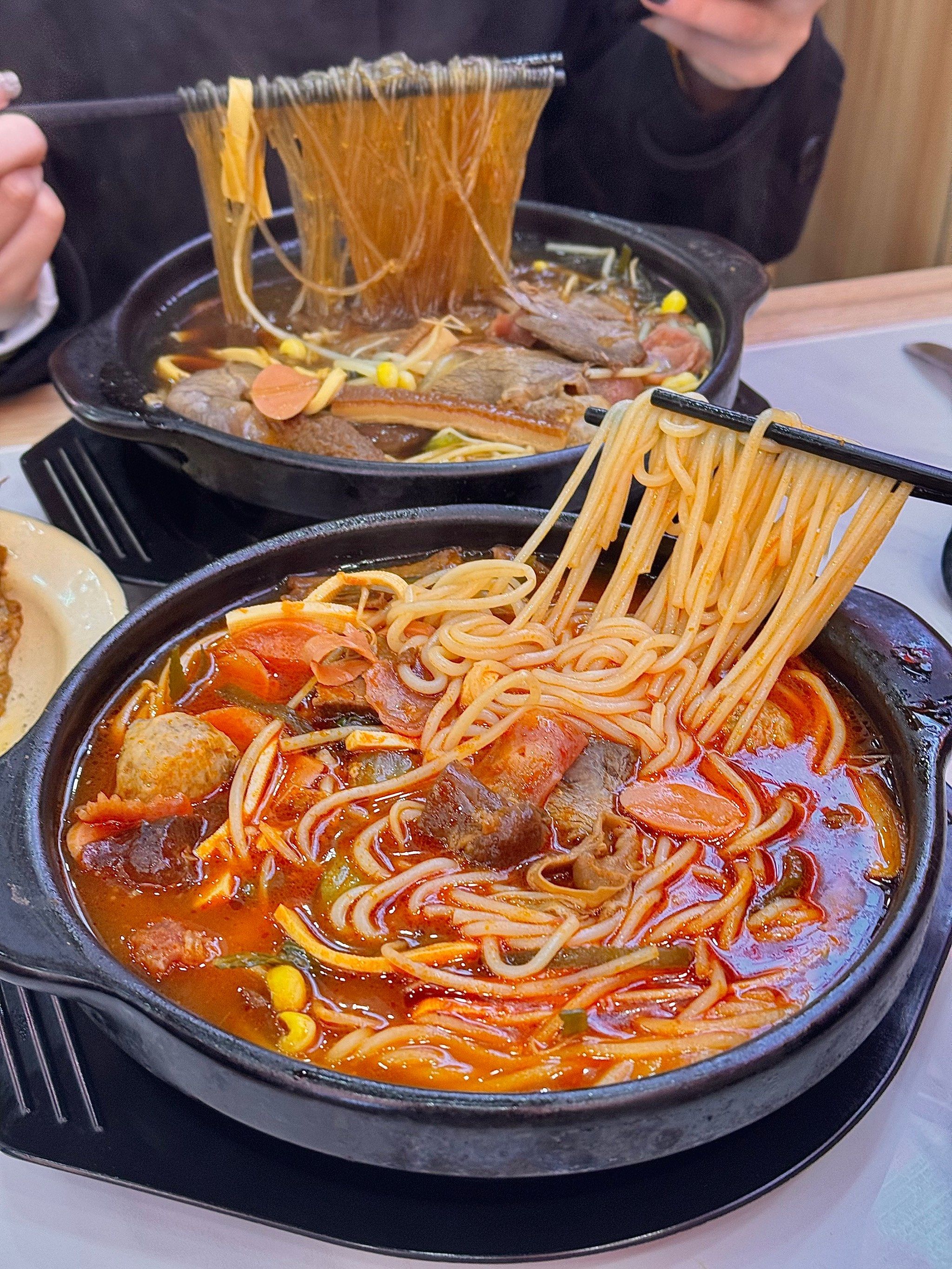 圆香肠等砂锅 
砂锅里面可以是粉丝米线土豆粉
口味也有好几个