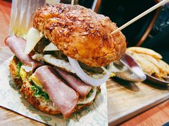 双蛋指椒牛肉汉堡-魏斯理汉堡(西安沣东吾悦店)