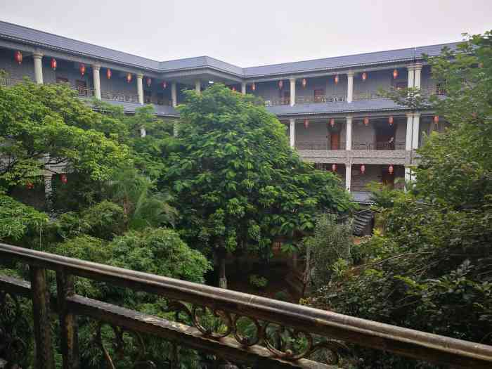 五龙山庄-聚福楼-"离市区有点远,占地面积挺大的周边是比较荒.