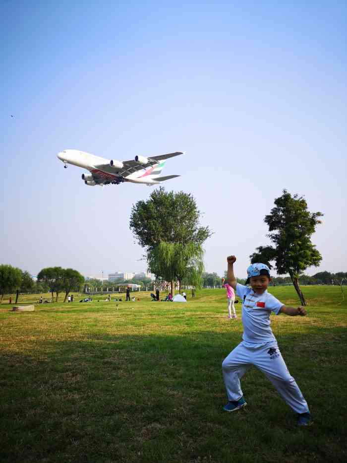 西湖园"9915在首都机场附近可以坐空港1路0615.