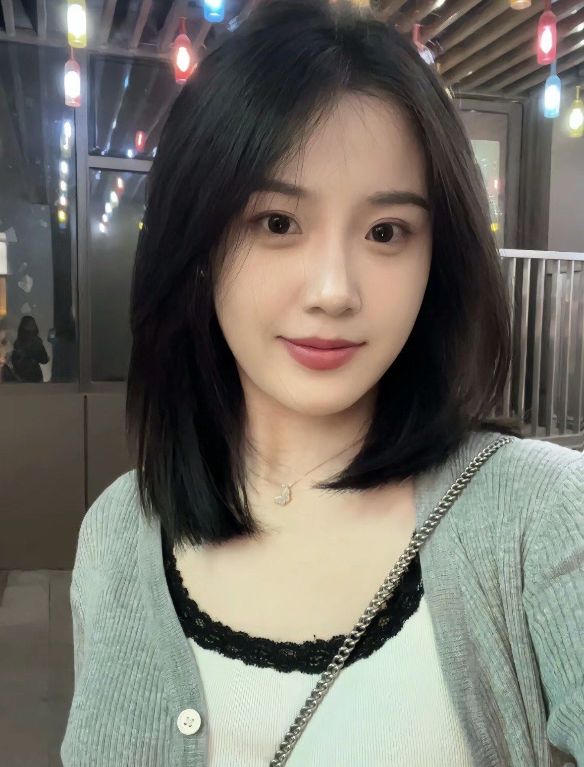 适合方圆脸女生头发比较直发量比较多比较贴都可以剪的齐肩锁骨短发