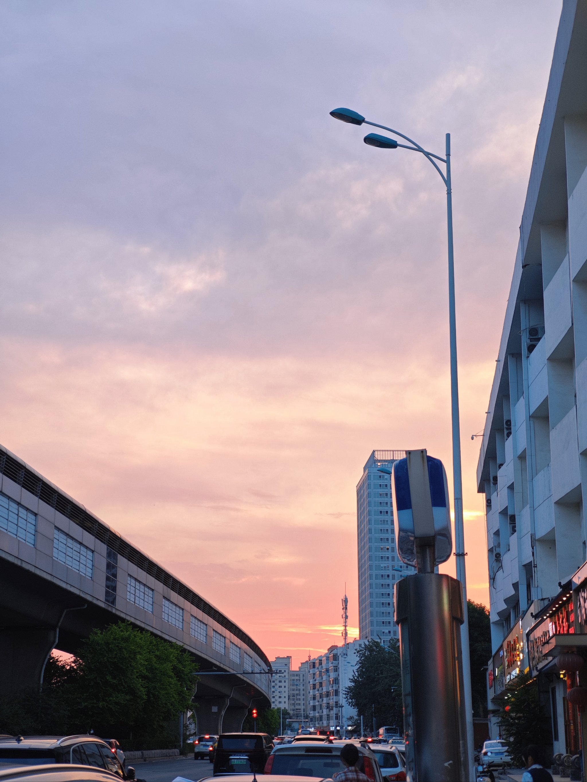 城市里的黄昏美景