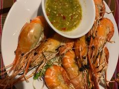 烤虾-卷心菜和避孕套餐厅(Pattaya)