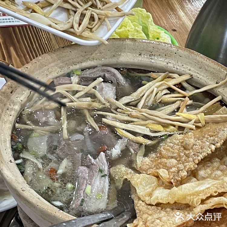 这家人气在武林夜市蛮高的 店外面一排锅在炖羊肉