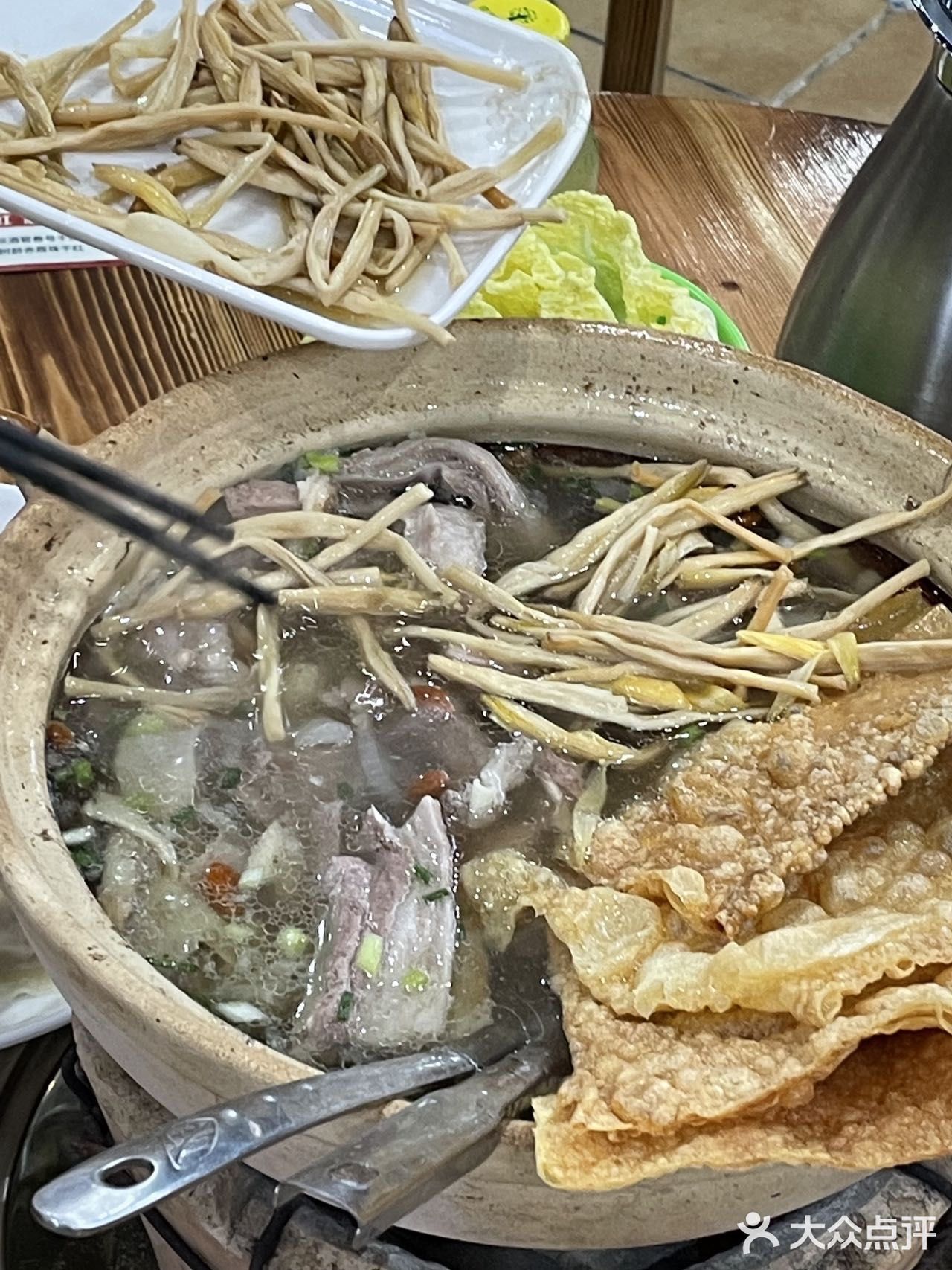 这家人气在武林夜市蛮高的 店外面一排锅在炖羊肉