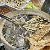 这家人气在武林夜市蛮高的 店外面一排锅在炖羊肉