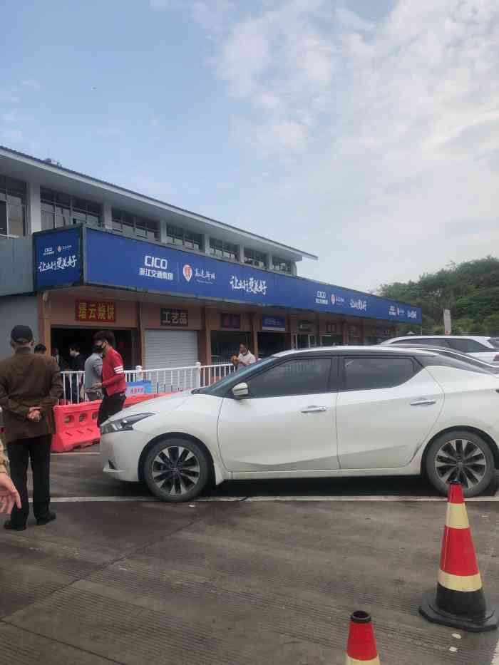 诸暨服务区餐厅-"昨天去一趟浙江,经过这个服务区.主体建.