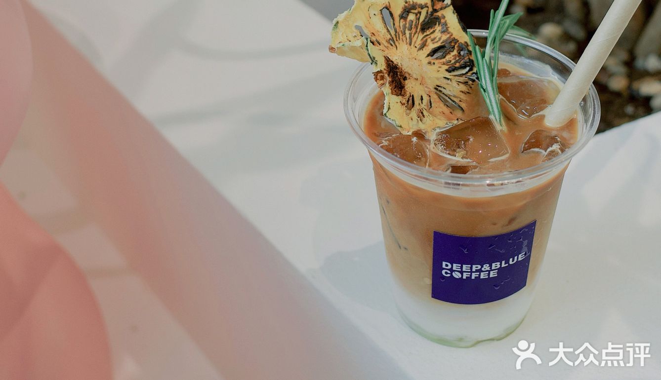 新的故事会在夏日的咖啡中开始