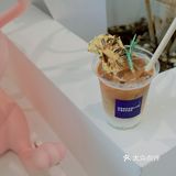 新的故事会在夏日的咖啡中开始