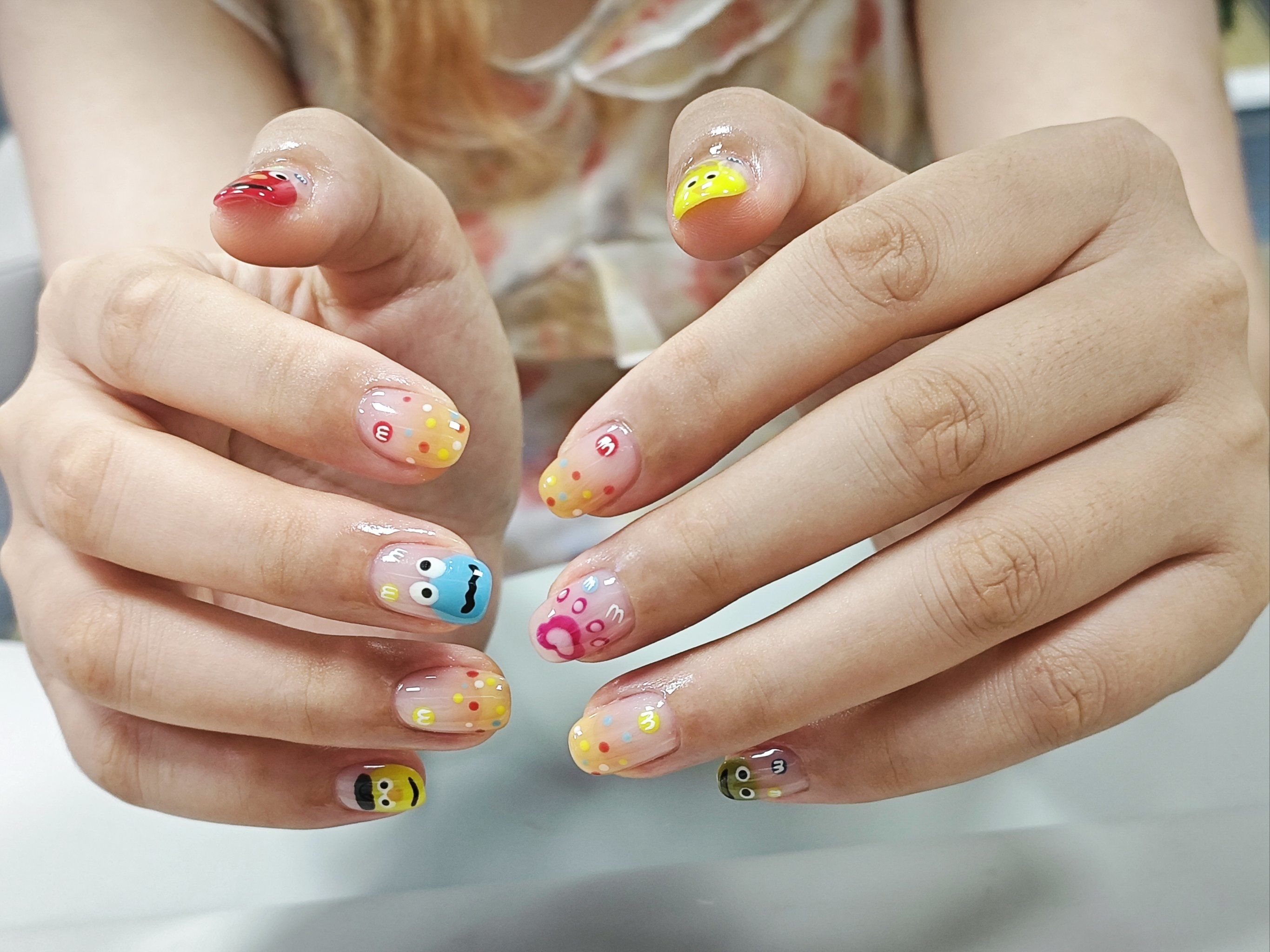 芝麻街手绘美甲