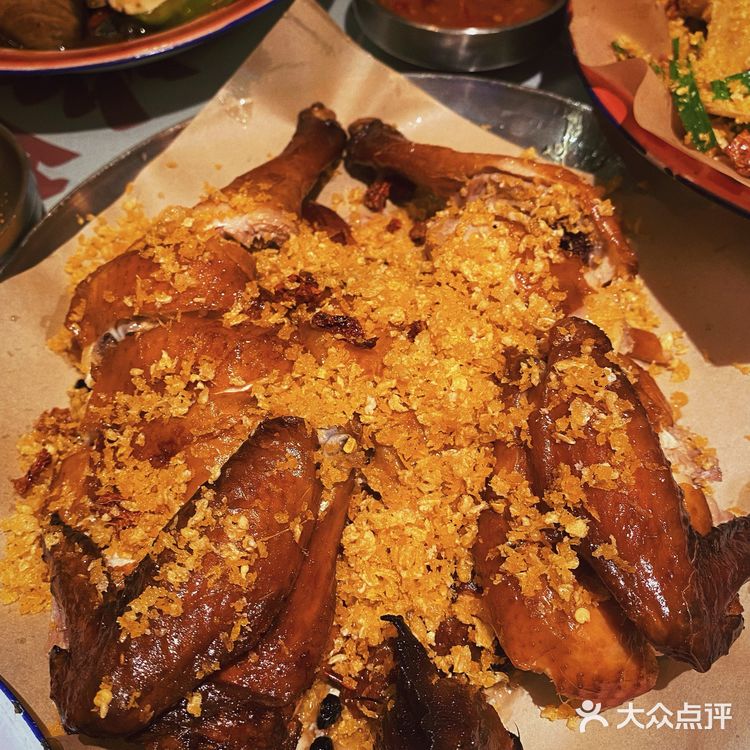 海鲜酒楼的出品，路边大排档的消费