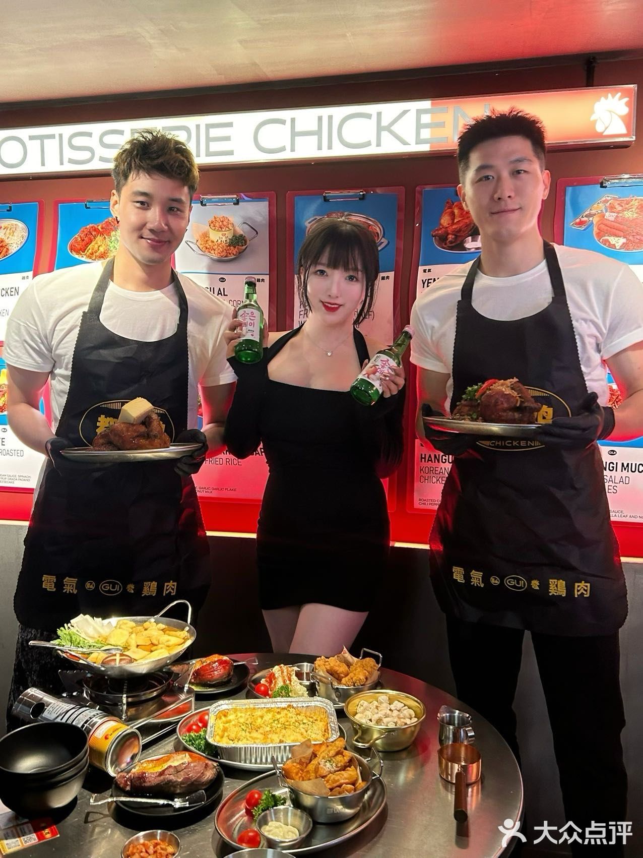 哇谁懂啊在广州两个猛男服务生陪我吃韩国烤鸡🥰