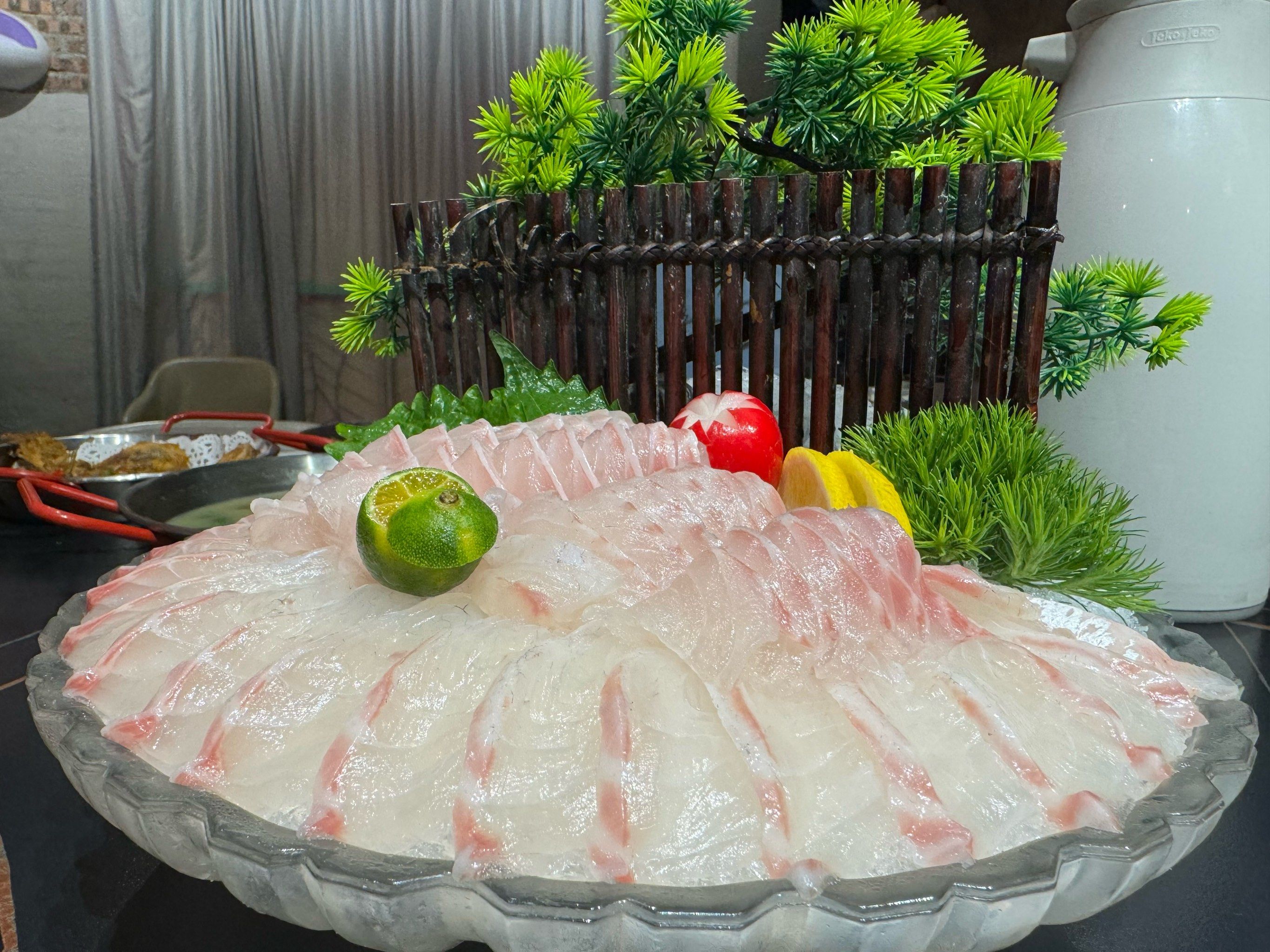 n
「金雕刺身」新鲜的鱼肉质地细腻,入口即化,搭配上蘸料