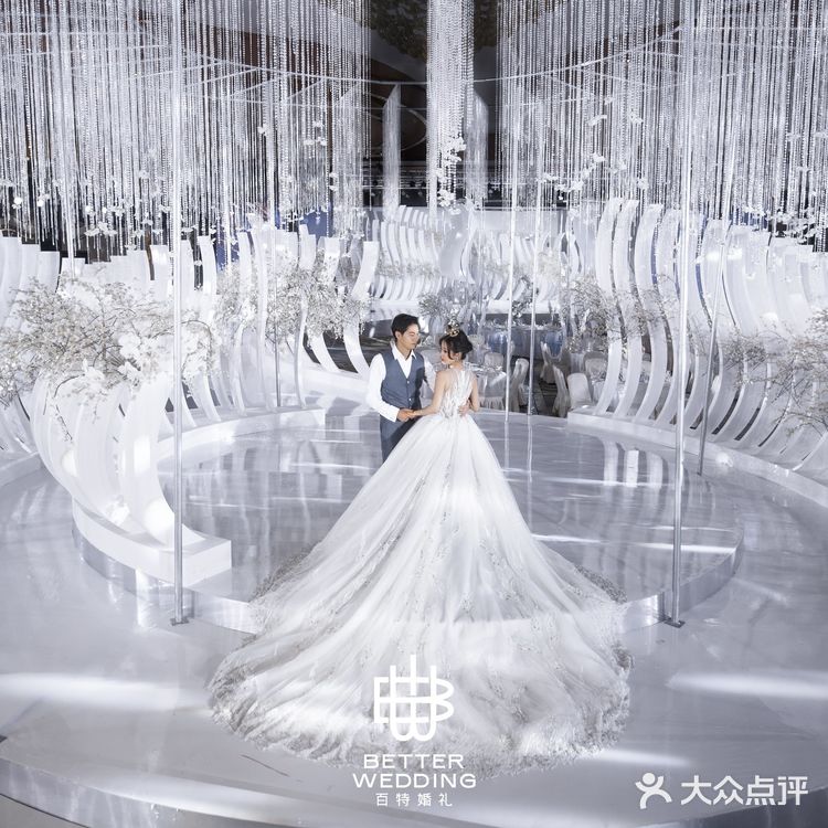 一场纯白色的圣洁婚礼，这样的设计感你还在担心长辈无法接受吗？