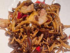 茶树菇小炒肉-吴越荣记苏州菜·松鼠桂鱼 100% 活鱼现做(月光码头店)