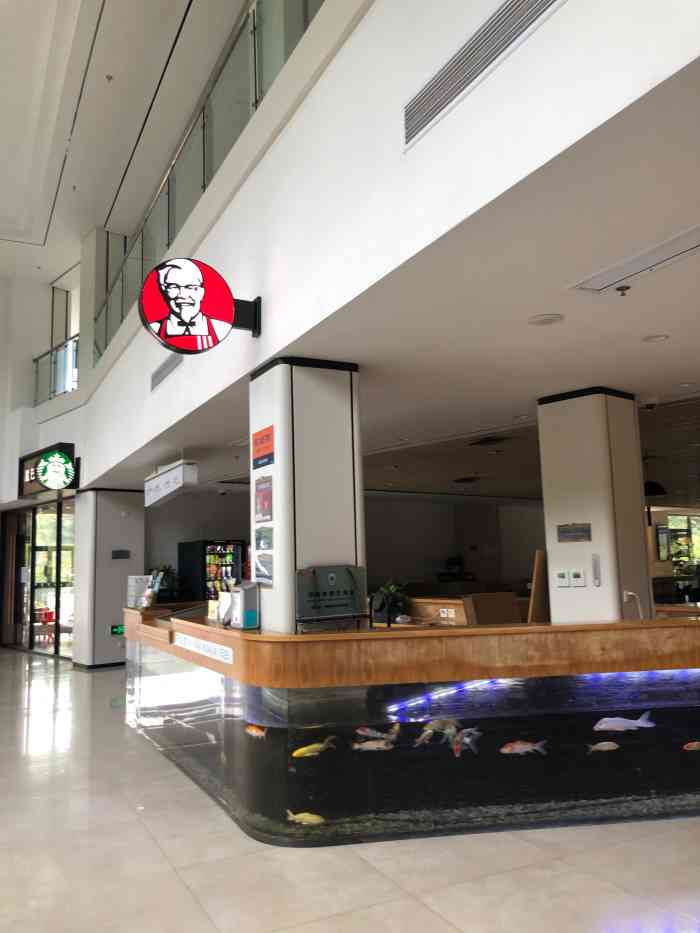 建德服务区-"很干净的服务区,价格合理,店铺比较齐全了.