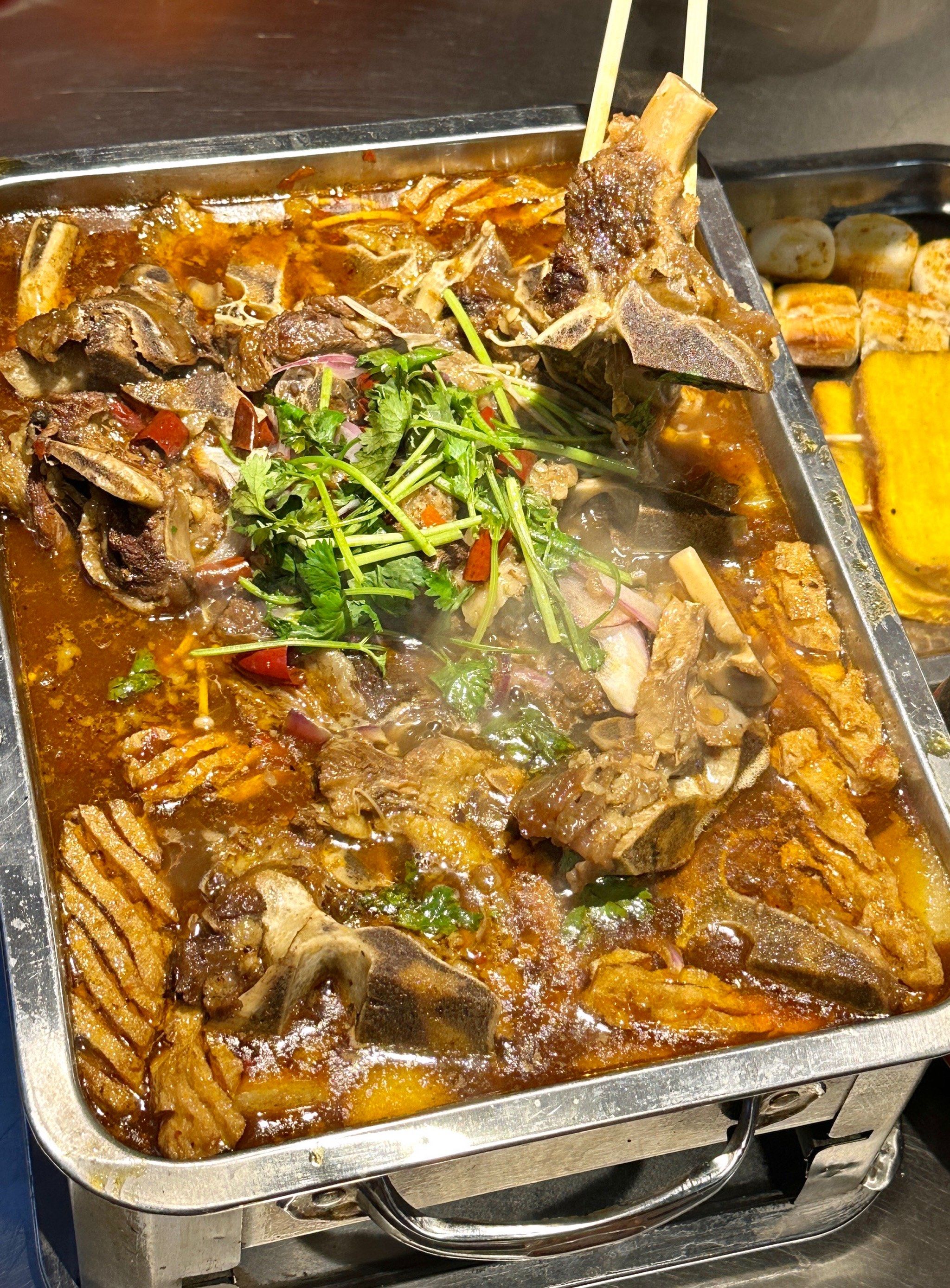 去晚了,本地人都要排队去吃的碳锅