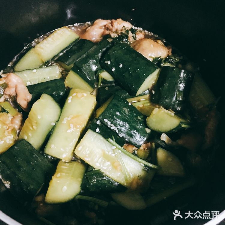 拌上糖、醋、酱油、蒜末、白芝麻、小葱、香菜、芝麻油