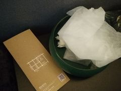 刚进门坐下就发现上个客人留下的卫生纸。服务员没有打扫吗？床上虽然看起来干净但有没有消毒呢？-璞·澐间影院式足道SPA(尚悦湾店)