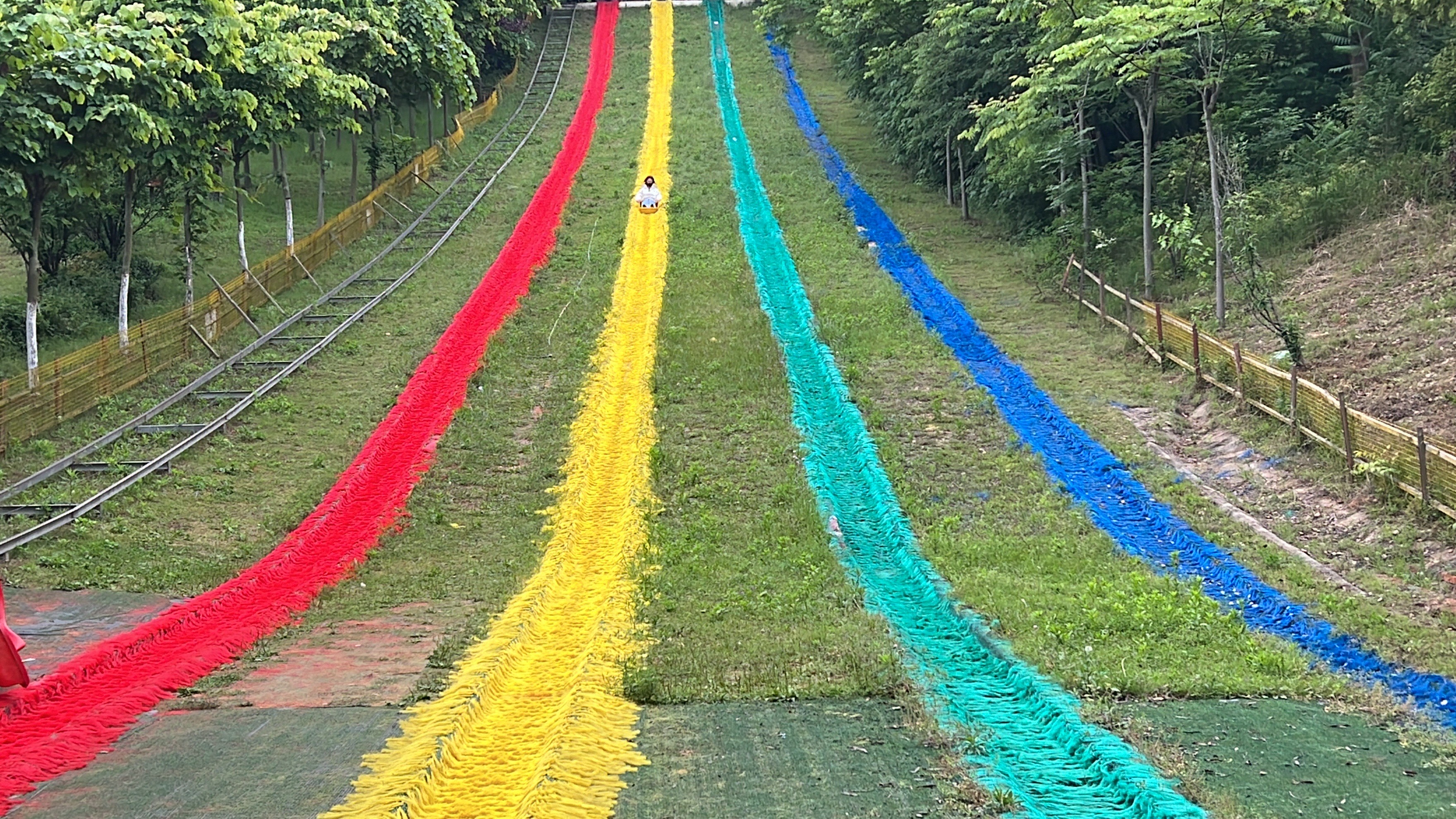 我要这样过五一和朋友来玩儿滑草