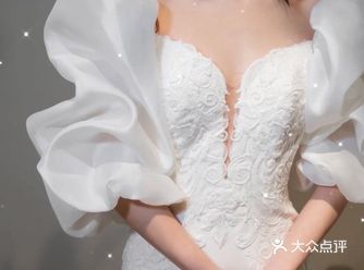 当缎面的柔软遇见刺绣的精致 如云朵般细腻的泡泡袖完美