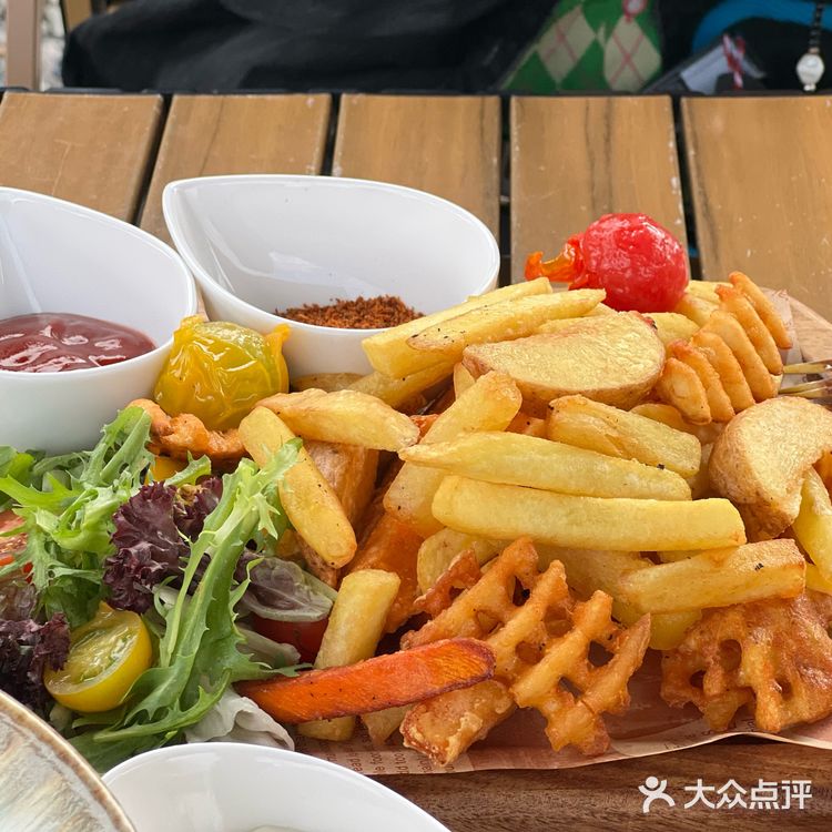 惬意户外餐时刻