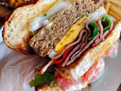 双蛋指椒牛肉汉堡-魏斯理汉堡(西安沣东吾悦店)