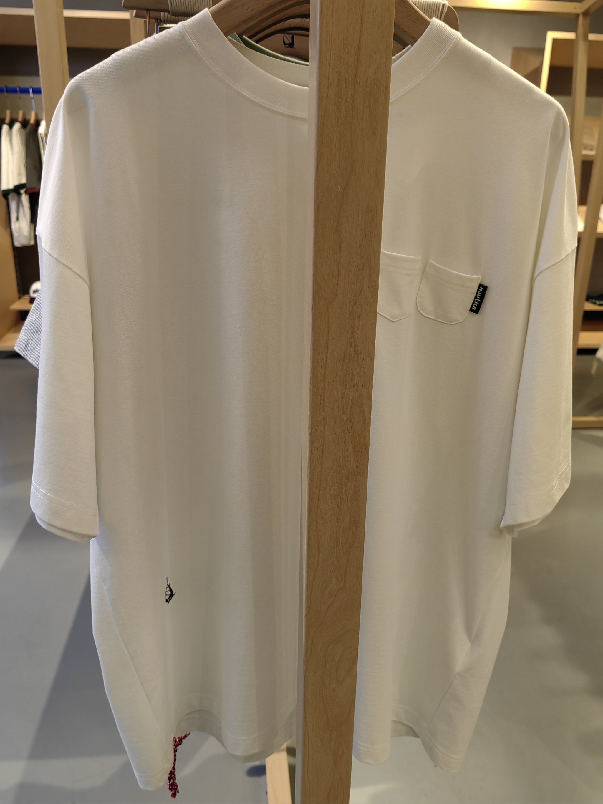 进去转转,面料舒适,价格相宜,白t,卫衣真系好啱我[偷笑]可惜女装少点