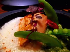 香煎三文鱼配青豆，自制番茄干，-AZUL by FUEL蓝色·法式酒馆(琶醍店)