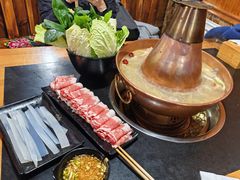 -果松木炭酸菜铜火锅·外婆参鸡汤