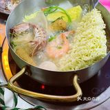 在海鲜集市里直接烫火锅，也太好吃了吧