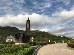 宝陀讲寺门口的广场，对面能看到万佛宝塔。-宝陀讲寺