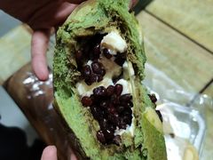 抹茶红豆软欧包-风车面包
