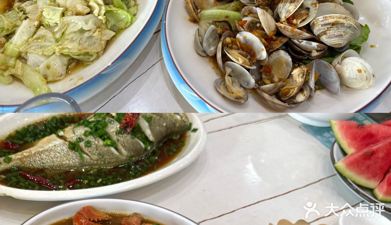 蛏子肉肥嘟嘟的，咬下去汁水四溅。黄鱼汤炖得奶白奶白的