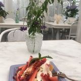 里面桌子上的花都是真花来的，看得出很用心
