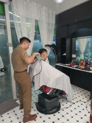 -老男孩男士理容馆·理发·烫染·修面